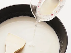 ホワイトソースに蒸し汁を加えてうまみを足す。牛乳の量が減らせてカロリーダウンに。