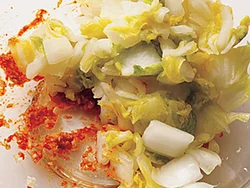 塩もみしてしんなりさせ、水けを絞った白菜を、コチュジャン、香味野菜などのたれであえるだけ。