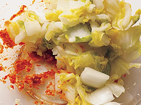 塩もみしてしんなりさせ、水けを絞った白菜を、コチュジャン、香味野菜などのたれであえるだけ。