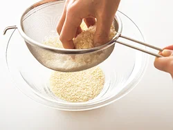 パン粉をざるでこして細かくすると、表面にかける油や肉自体が持つ脂をパン粉が吸収しやすくなり、ジューシーな仕上がりに。また、ころもの凹凸も少なくなるので、焼く際に焦げにくくなる。