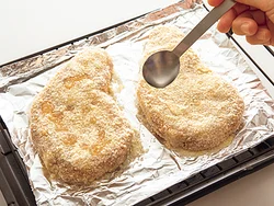 敷いたアルミホイルに油をぬり、ころもにも油をかけて焼く。焼くうちに、肉自体からも脂が出てくるので、かける油は少量でOK。相乗効果で、揚げなくてもサクサクのころもになる。