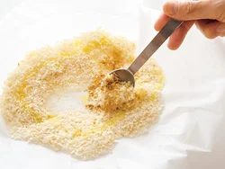 パン粉の一部に焼き色がつくので、その焼き色を全体になじませるように混ぜる。底からしっかり混ぜて。
