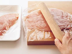 とり肉はめん棒で７〜８mm厚さにたたきのばしてから粉をつけて焼くと、火を通しすぎず、パサつかない。