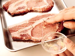 にんにくは、豚肉の両面によくすり込んでおくと、火が通ったときにこうばしくなる。