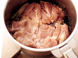 煮汁を煮立たせてからとり肉を入れると、ふっくら仕上がる。火が通りにくい皮目を下にして。