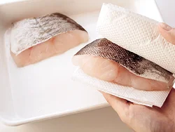 たらに塩をふって余分な水分を出してから、ペーパータオルで水けを拭き取ると、臭みがとれる。