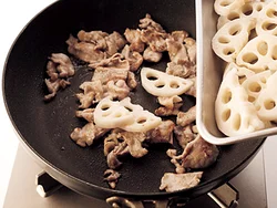 れんこんは先に炒めていったん取り出し、あとで戻し入れると、シャキシャキした食感に。