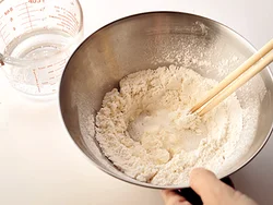 ころもの小麦粉には炭酸水を混ぜるとカリッと揚がる。ビールでもOK。