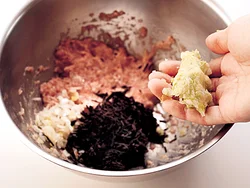 塩をふって余分な水分を出した白菜は、しっかり水けを絞ってから肉に混ぜる。
