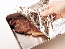 ステーキはバットに移し、アルミホイルをかけておく。肉にじんわり余熱で火を通す。