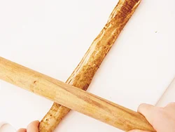 ごぼうは繊維を断つようにたたくと、つゆにつけたときに味がしみこみやすくなる。