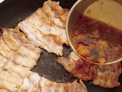 豚肉は、両面がこんがり色づくまでしっかり焼き固めてから、たれを加える。