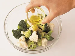 野菜はオリーブ油であえてから電子レンジ加熱することで鮮やかな色が保たれる。