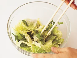 白菜は水っぽくなりがちなので、塩を加える前に、ごま油でコーティングしておく。