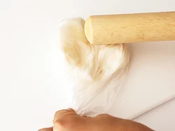長いもはめん棒でたたく。こうすれば洗いものが出ず、手もかゆくならない。