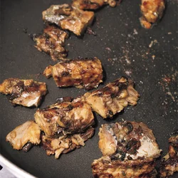 フライパンで焼きつけ、焦がししょうゆの風味をつける