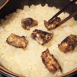 焼きつけたさばは、ご飯が炊けたら加えて一緒に蒸らす