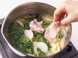 しゃぶしゃぶ肉は火の通りが早いので、かぶに八分通り火が通ったところに加えて煮る