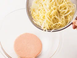 味がうすまらないように、スパゲッティの湯を充分にきってから、たらこペーストであえる