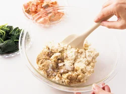 あえごろもの豆腐を粗く潰し、残りの材料を加えたら、豆腐の食感が残るようにざっと混ぜる