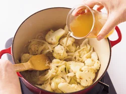 スープは半量ずつ加えてそのつどよく混ぜると、小麦粉がなじみやすく、だまになりにくい