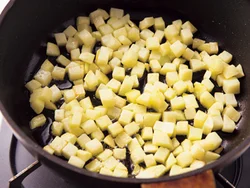 じゃがいもはこんがり<span class="dictionary_link" id="cook_194">焼き色</span>がつくまで揚げ焼きにすると、煮込んでもくずれず、コクも出る