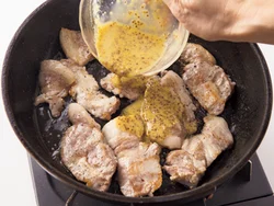 肉を焼きつけたところにたれを加え、煮立ったら肉の上下を返して、手早く煮からめる