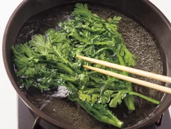 フライパンに湯を沸かして春菊を入れ、菜箸で上下を返しながら、少し<span class="dictionary_link" id="cook_151">しんなり</span>するまでゆでる