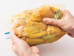 密閉袋にとり肉とセロリ、漬けだれを入れて、よくもみ込むと、早く味がしみる。