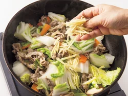 しょうがは辛みと風味が引き立つように、炒めの最後に加え、合わせ調味料を加えて煮る