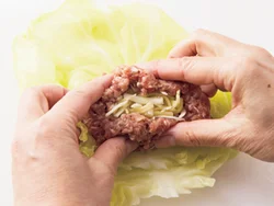 キャベツを２枚重ねたところに肉だねを置き、ピザ用チーズを包むように肉だねをまとめる