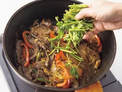 せりの香りと食感を生かすように、せりは最後に加えて、手早く炒め合わせて仕上げる