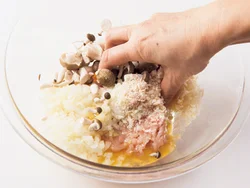 肉だねのしめじは、やや大ぶりに切って加える。練り混ぜるうちに適度に潰れてなじむ