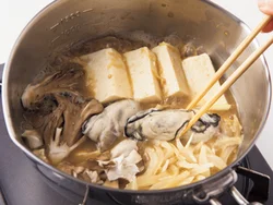 かきは火を通し過ぎると身が縮むので、ほかの材料に八分通り火が入ったところに加えて煮る