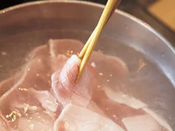 薄切り肉をゆでるときは、煮立てないのが鉄則。