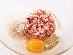 ハンバーグだねには水も少し加えてよく練り混ぜると、ふっくら焼き上がる。