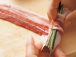 豚肉で巻く具材がばらけてしまわないように、きつく巻いていく