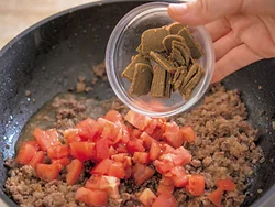 カレールウは薄く刻んでおくと、早く溶けて全体を炒めやすくなる