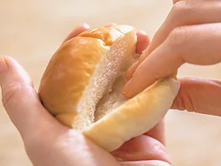 パンの断面は、奥まで指でぎゅっとつまんで具を入れやすくしておく