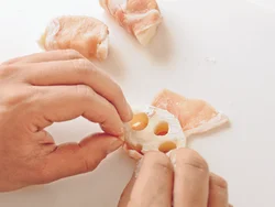 豚肉でれんこんを包み、巻き終わりの肉が重なるようにしっかり巻くと、焼いても肉がはがれない。
