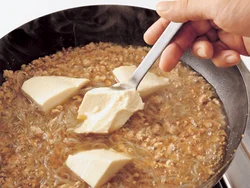 豆腐はカレー用のスプーンで大きめにすくって加えると、味のなじみがよく、食感もなめらか。
