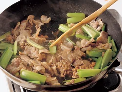 納豆を炒め過ぎると粘りが強くなるので、軽くほぐす程度にし、手早く炒め合わせて仕上げる。