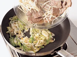 長ねぎはうすく焦げ目がつくくらいまで炒め、甘みとうまみを引き出して、肉を戻し入れる。