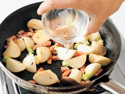 酒を加えて蒸し焼きにすると、かぶが焦げつかずにしっかり火が通り、照りよく仕上がる。