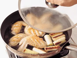 手羽先とねぎには、しっかりと焼き色をつけ、火の通りがいいようにふたをして煮る。