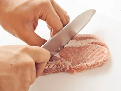 豚肉の両面に格子状の切り込みを入れると火の通りがよく、味のしみこみもよくなる。