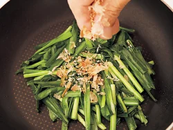 削りがつおをのせ、にらになじんだら卵を回しかける。うまみが出てご飯やお酒に合う一品に