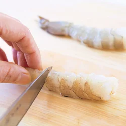 【えびの腹に切り目を入れてからころもづけ】 えびは加熱で丸まらないよう、腹側に数本切り目を入れる。まっすぐだとロールサンドにしやすい。