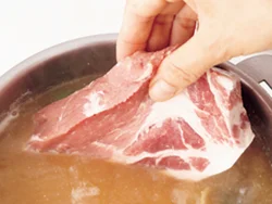 みそがしっかり溶けて、ゆで汁が煮立ったところに、豚肉を静かに入れてゆでる。