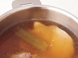 30分ゆでたら、火を止めてふたをし、そのまま余熱で火を通す。肉がしっとり仕上がる。